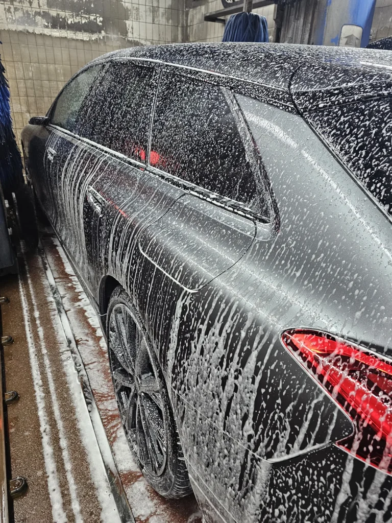 Installation de lavage et v&eacute;hicule en cours de traitement avec la gamme Cartec Royal Care