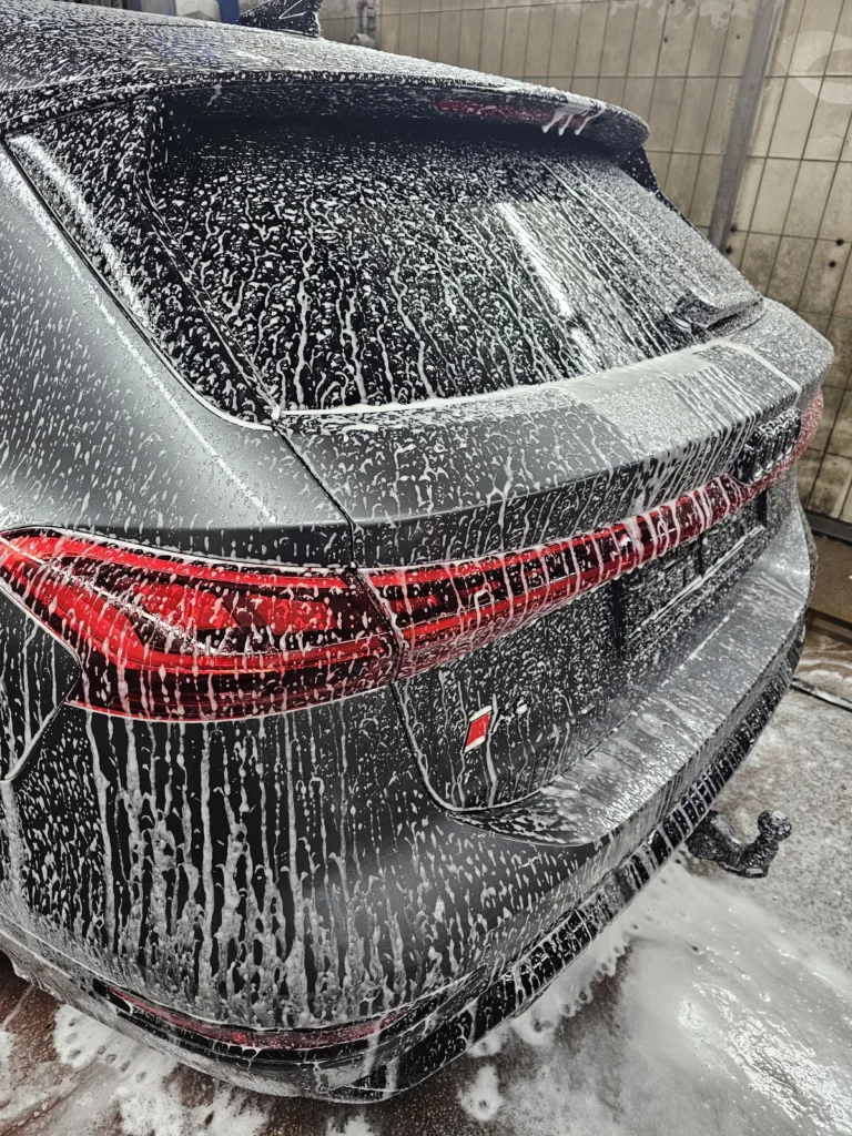 Installation de lavage et v&eacute;hicule en cours de traitement avec la gamme Cartec Royal Care