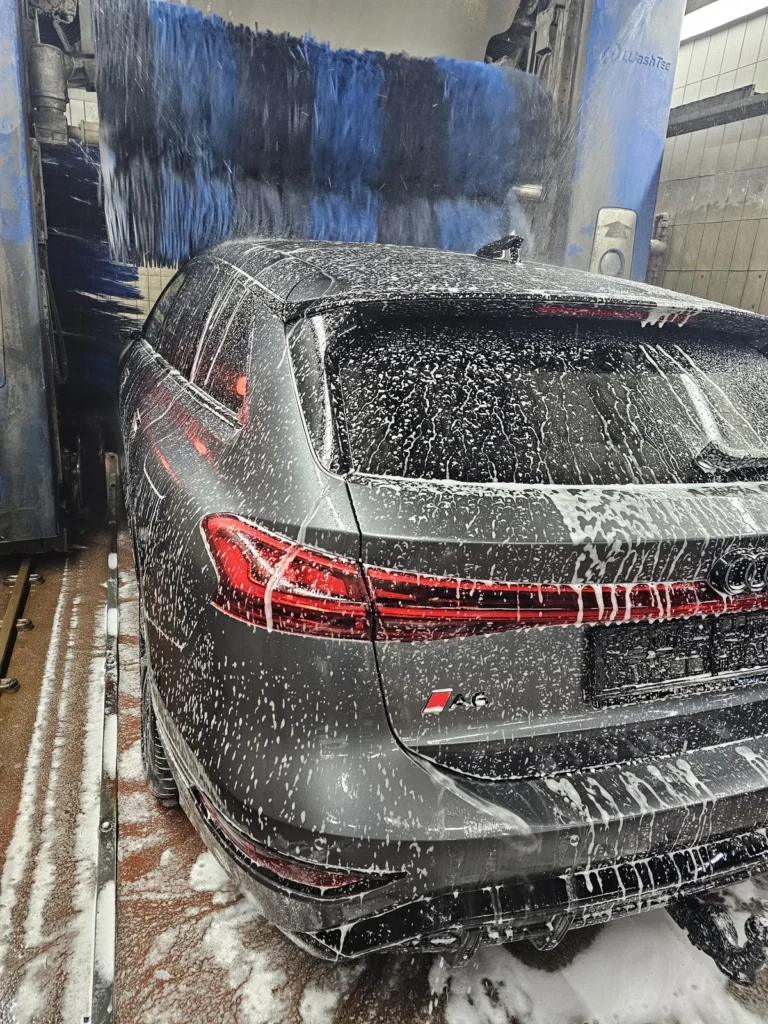 Installation de lavage et v&eacute;hicule en cours de traitement avec la gamme Cartec Royal Care
