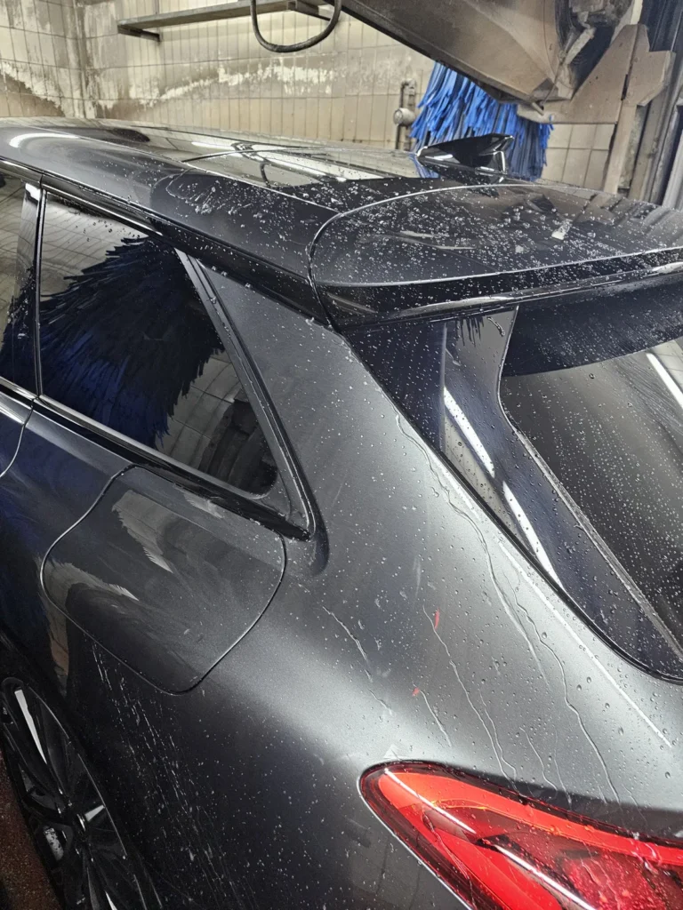 Installation de lavage et v&eacute;hicule en cours de traitement avec la gamme Cartec Royal Care
