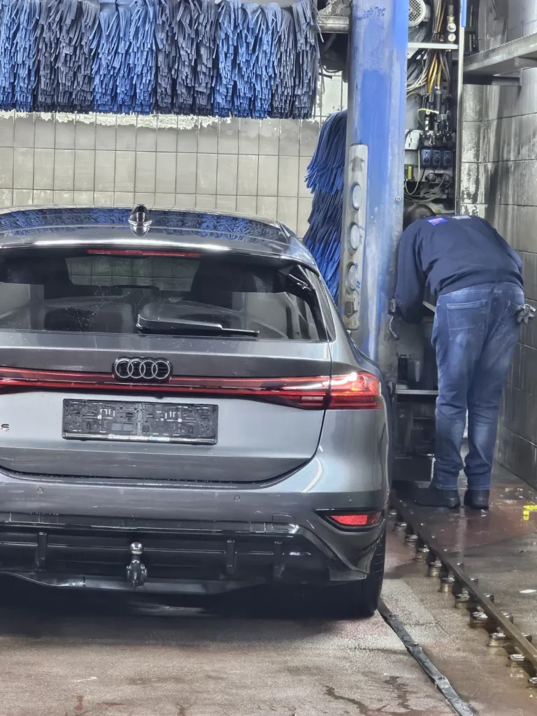 Installation de lavage et v&eacute;hicule en cours de traitement avec la gamme Cartec Royal Care