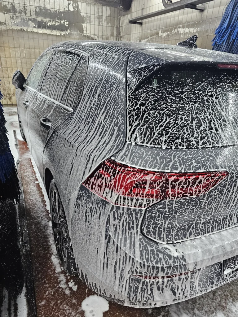 Installation de lavage et v&eacute;hicule en cours de traitement avec la gamme Cartec Royal Care