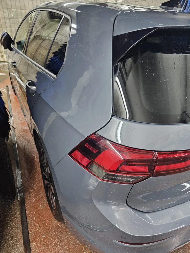 Installation de lavage et v&eacute;hicule en cours de traitement avec la gamme Cartec Royal Care