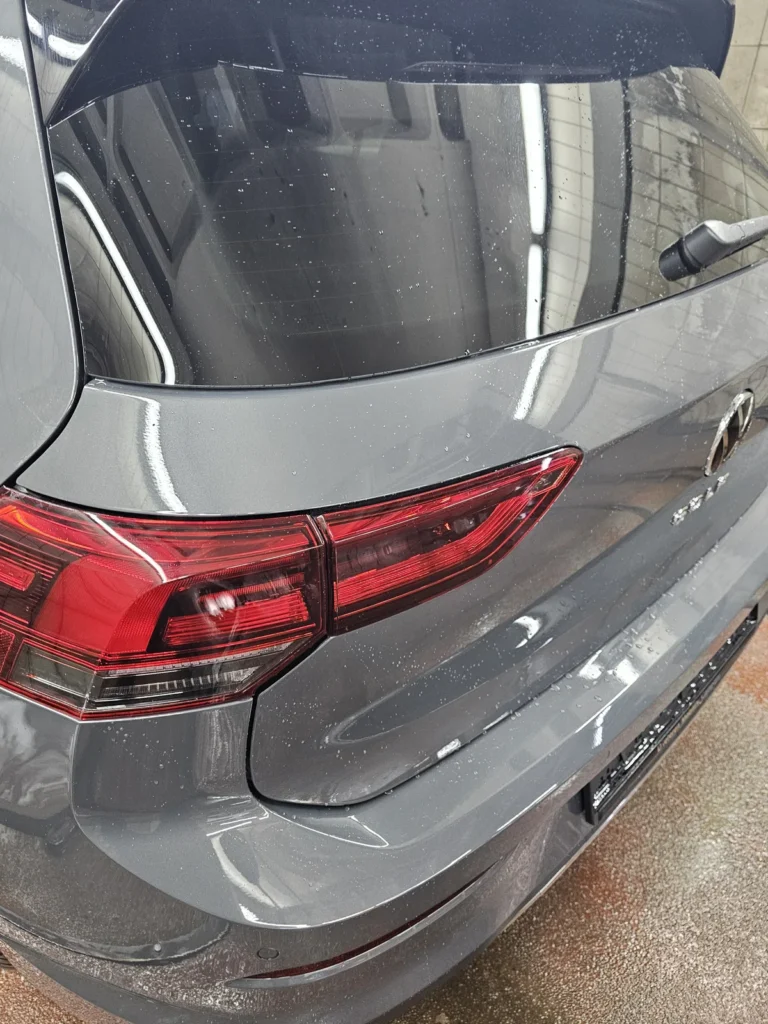 Installation de lavage et v&eacute;hicule en cours de traitement avec la gamme Cartec Royal Care