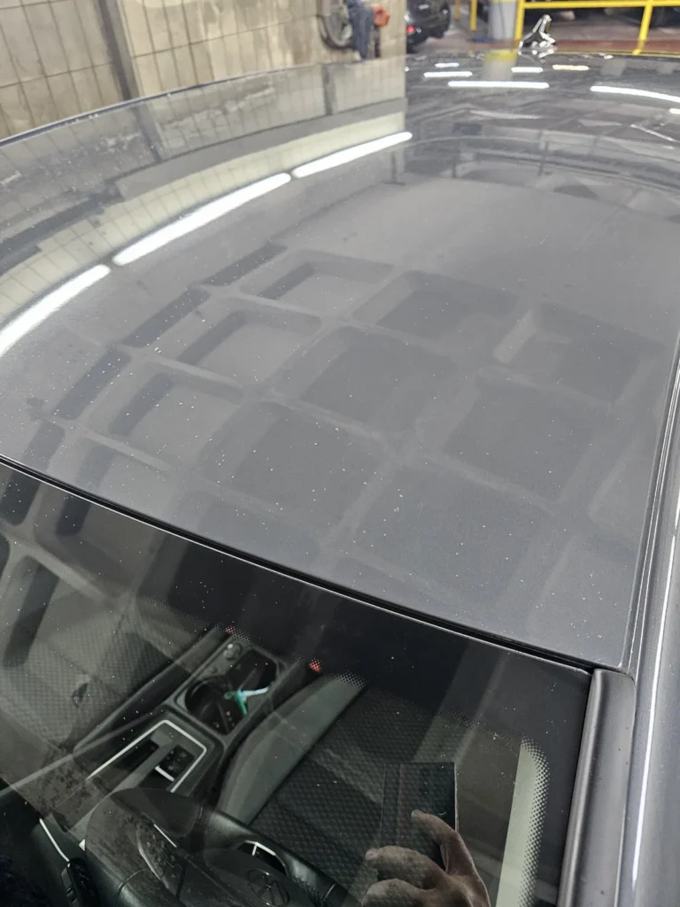 Installation de lavage et v&eacute;hicule en cours de traitement avec la gamme Cartec Royal Care
