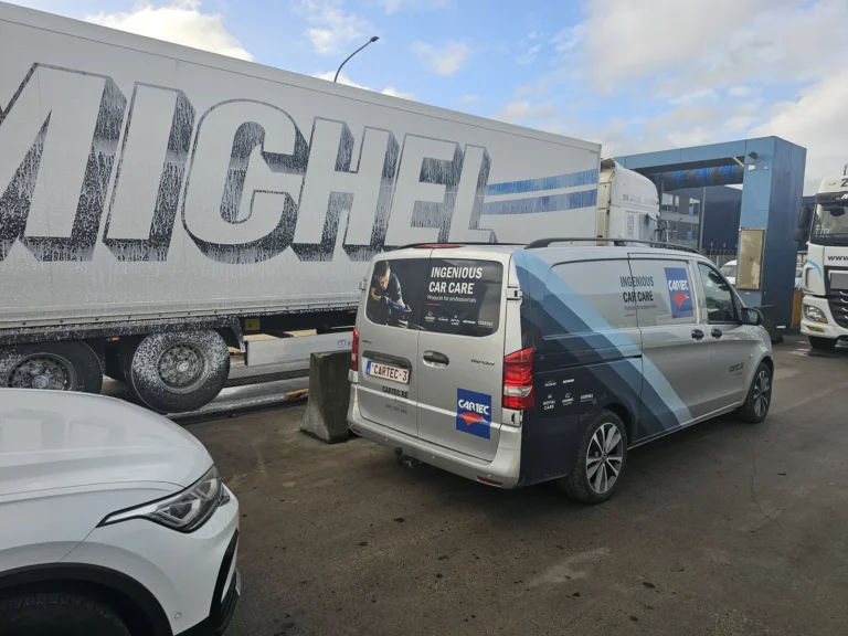Installation de lavage et v&eacute;hicule en cours de traitement avec la gamme Cartec Royal Care