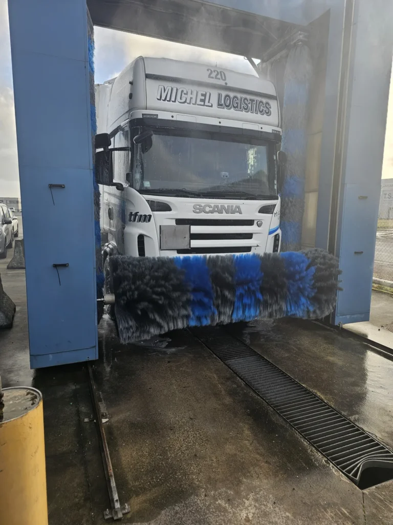 Installation de lavage et v&eacute;hicule en cours de traitement avec la gamme Cartec Royal Care