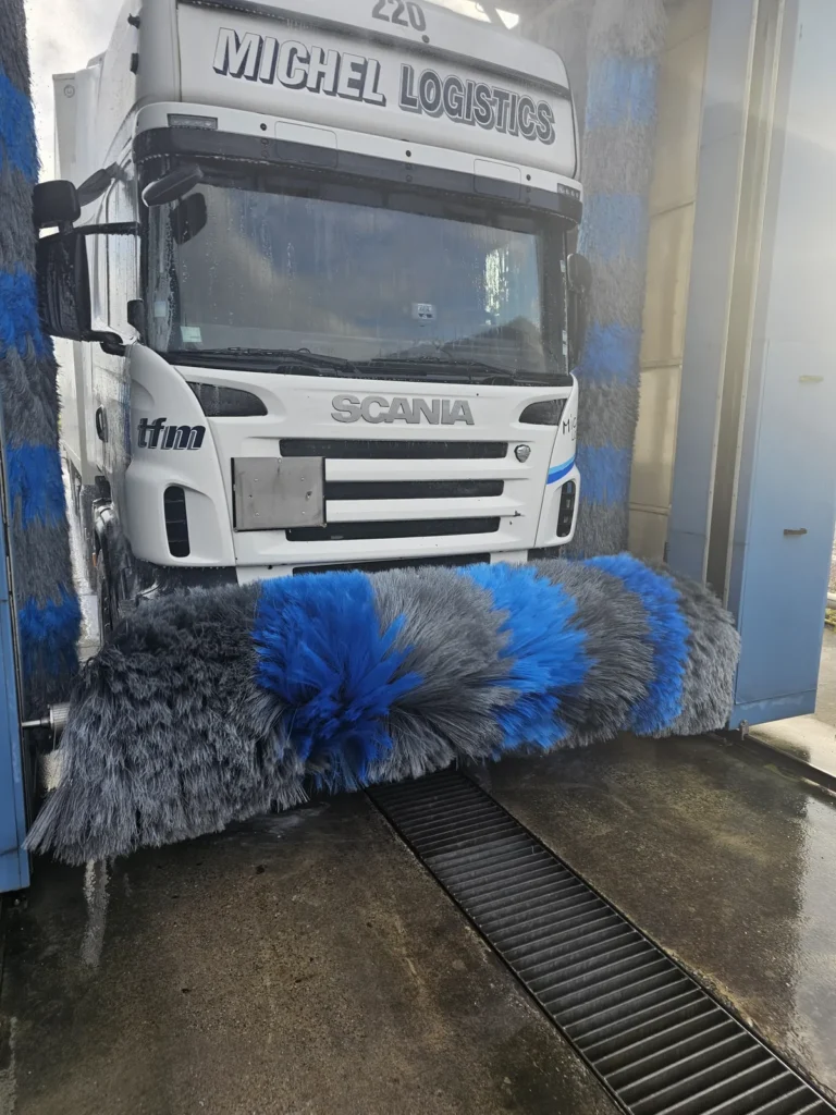 Installation de lavage et v&eacute;hicule en cours de traitement avec la gamme Cartec Royal Care