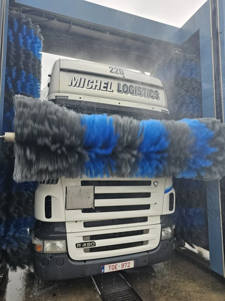 Installation de lavage et v&eacute;hicule en cours de traitement avec la gamme Cartec Royal Care