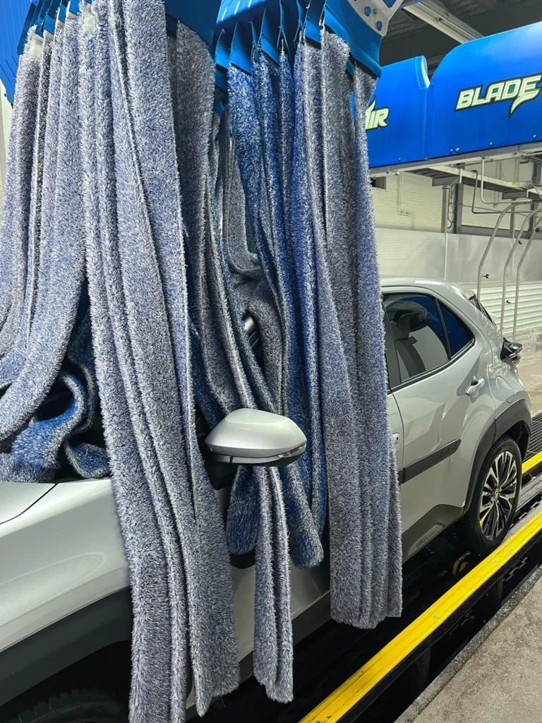 Installation de lavage et v&eacute;hicule en cours de traitement avec la gamme Cartec Royal Care