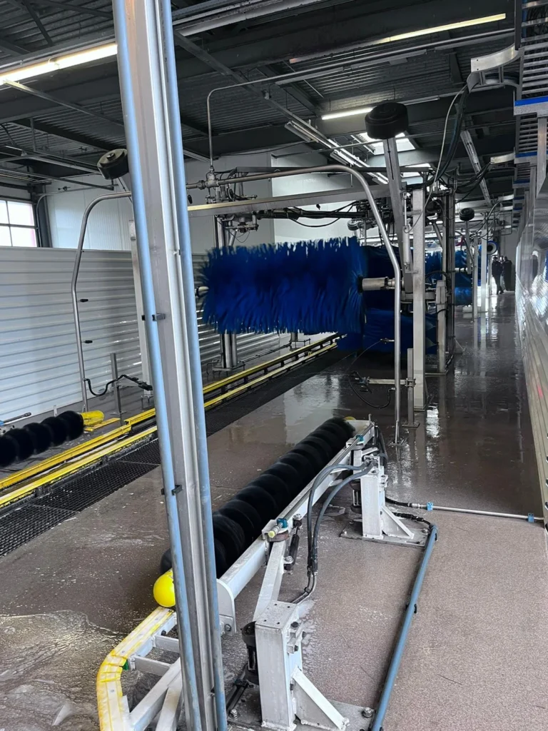 Installation de lavage et v&eacute;hicule en cours de traitement avec la gamme Cartec Royal Care