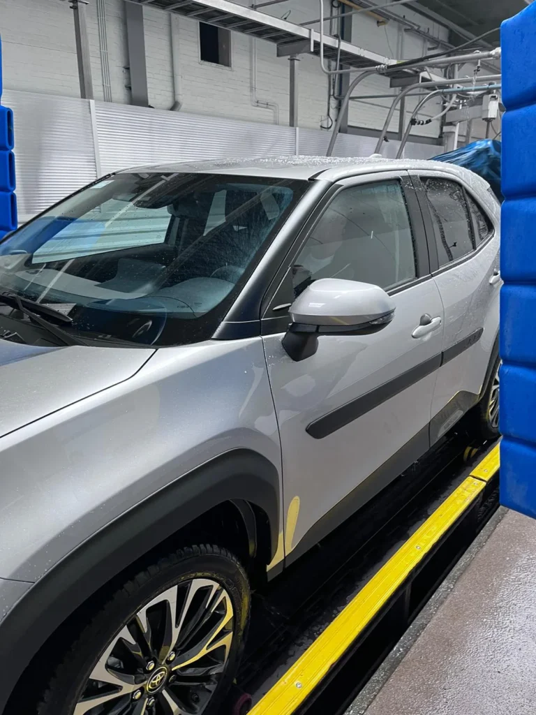 Installation de lavage et v&eacute;hicule en cours de traitement avec la gamme Cartec Royal Care