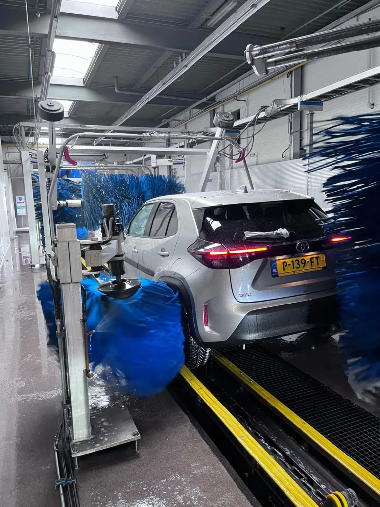 Installation de lavage et v&eacute;hicule en cours de traitement avec la gamme Cartec Royal Care
