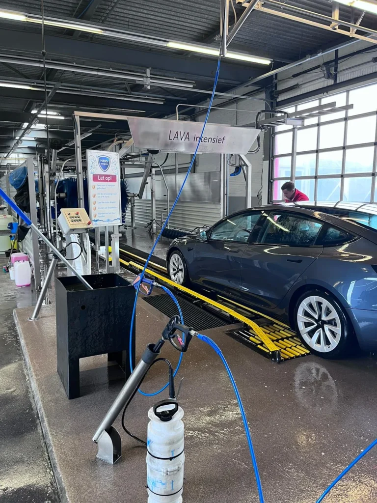 Installation de lavage et v&eacute;hicule en cours de traitement avec la gamme Cartec Royal Care