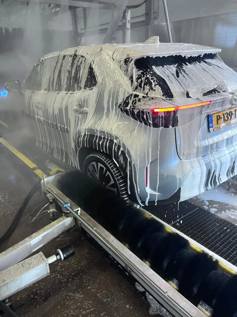 Installation de lavage et v&eacute;hicule en cours de traitement avec la gamme Cartec Royal Care