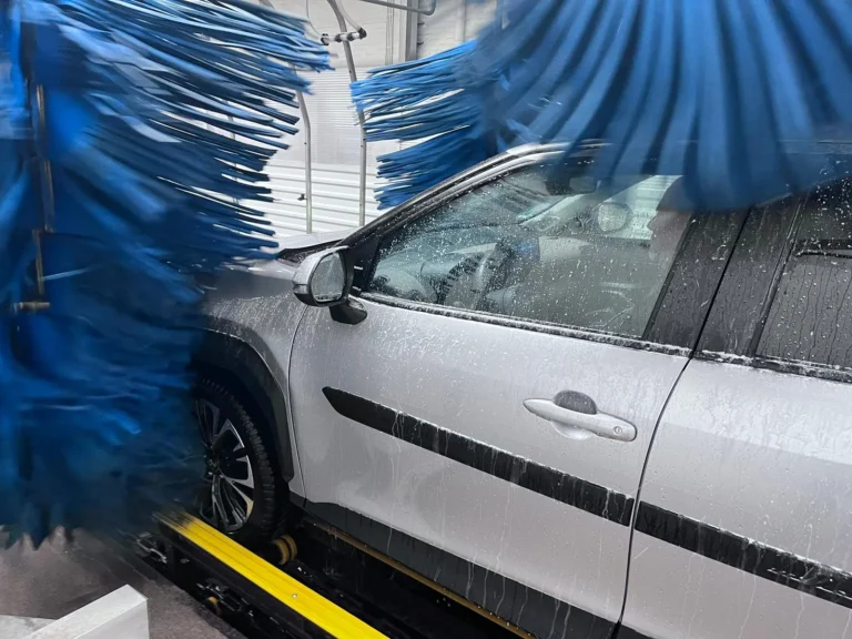 Installation de lavage et v&eacute;hicule en cours de traitement avec la gamme Cartec Royal Care