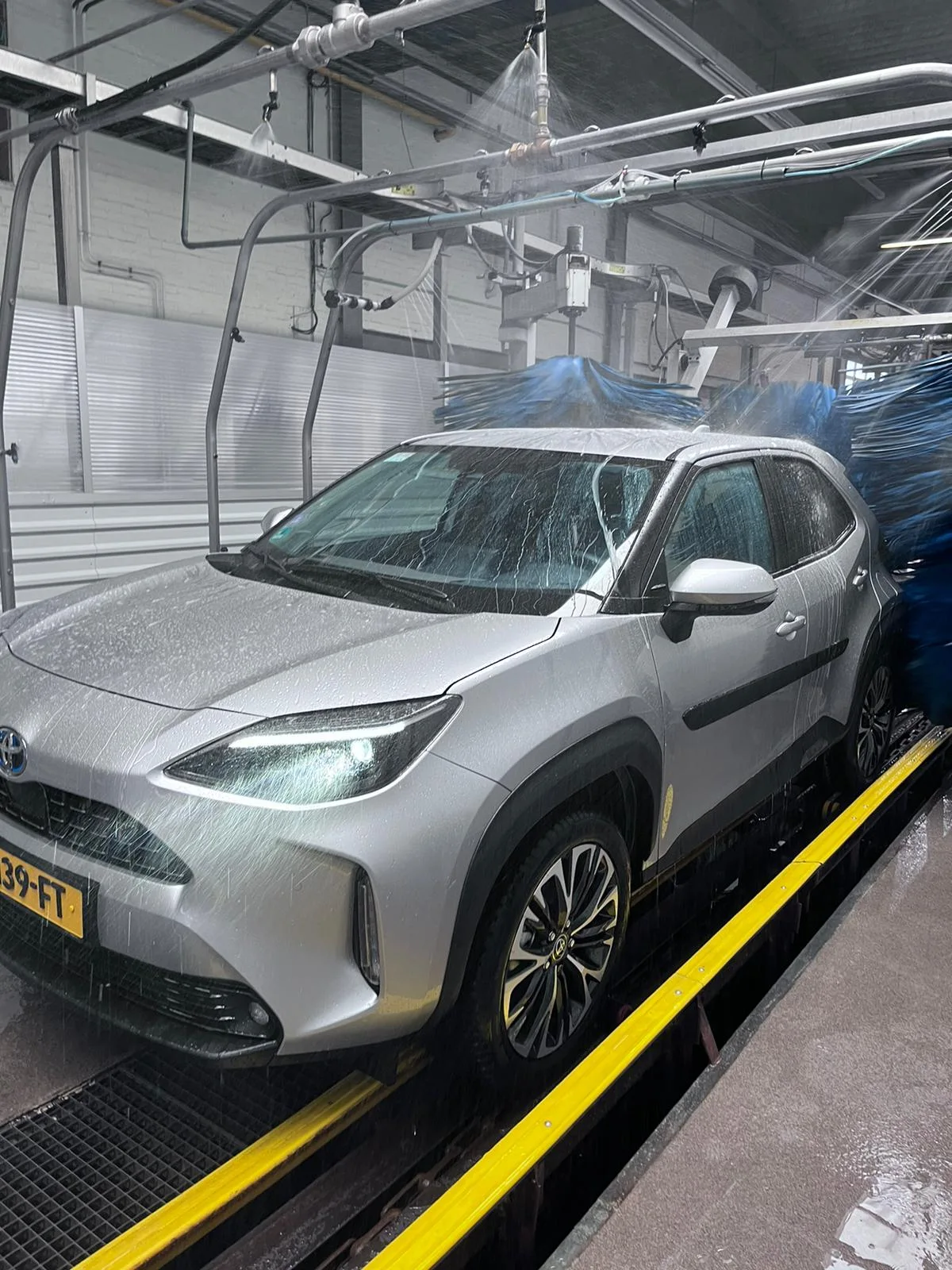Installation de lavage et v&eacute;hicule en cours de traitement avec la gamme Cartec Royal Care