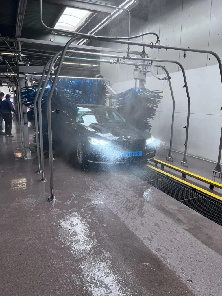 Installation de lavage et v&eacute;hicule en cours de traitement avec la gamme Cartec Royal Care
