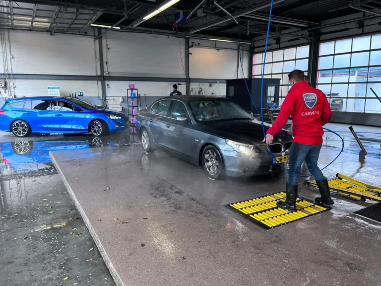 Installation de lavage et v&eacute;hicule en cours de traitement avec la gamme Cartec Royal Care