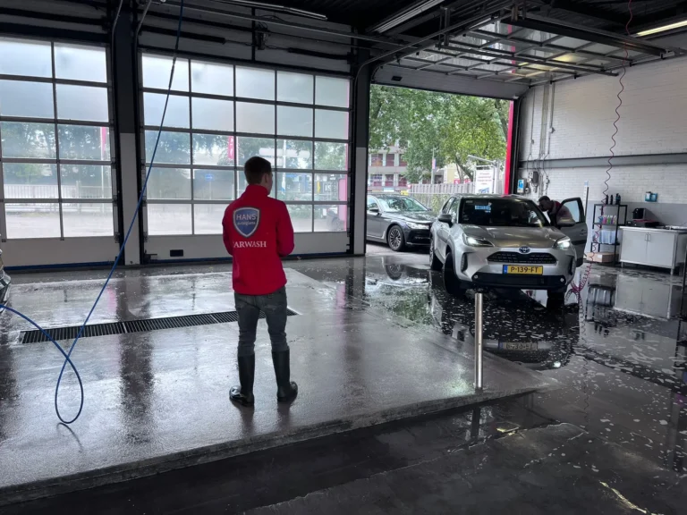 Installation de lavage et v&eacute;hicule en cours de traitement avec la gamme Cartec Royal Care