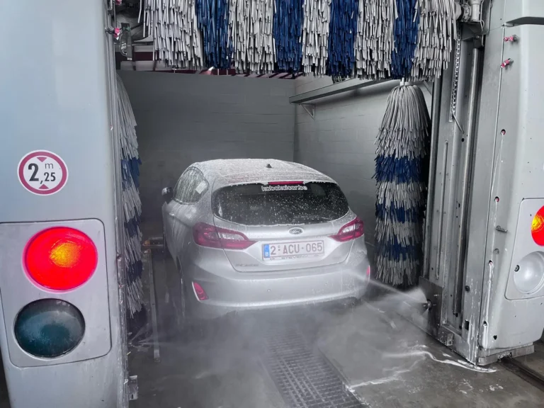 Installation de lavage et v&eacute;hicule en cours de traitement avec la gamme Cartec Royal Care