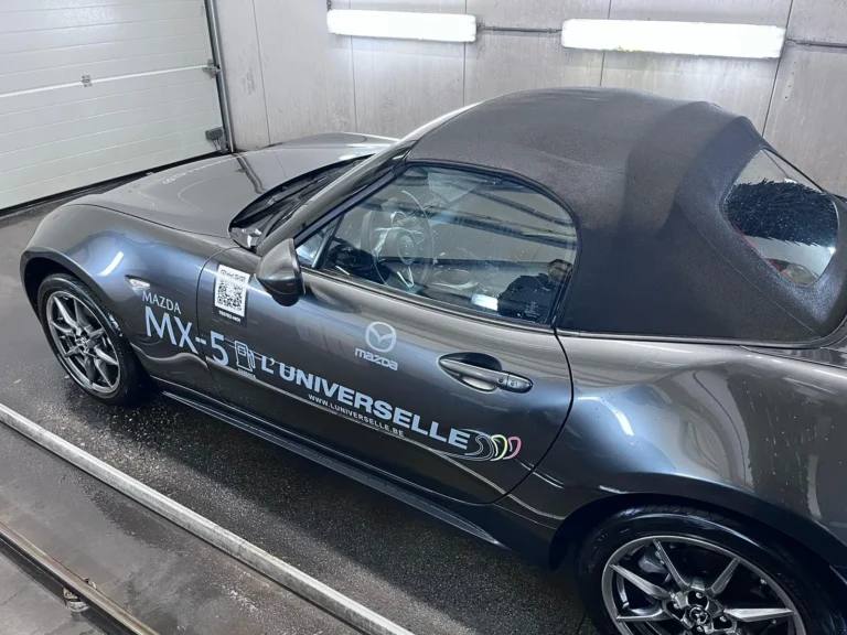 Installation de lavage et v&eacute;hicule en cours de traitement avec la gamme Cartec Royal Care