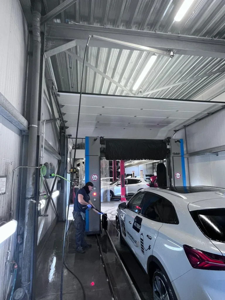 Installation de lavage et v&eacute;hicule en cours de traitement avec la gamme Cartec Royal Care