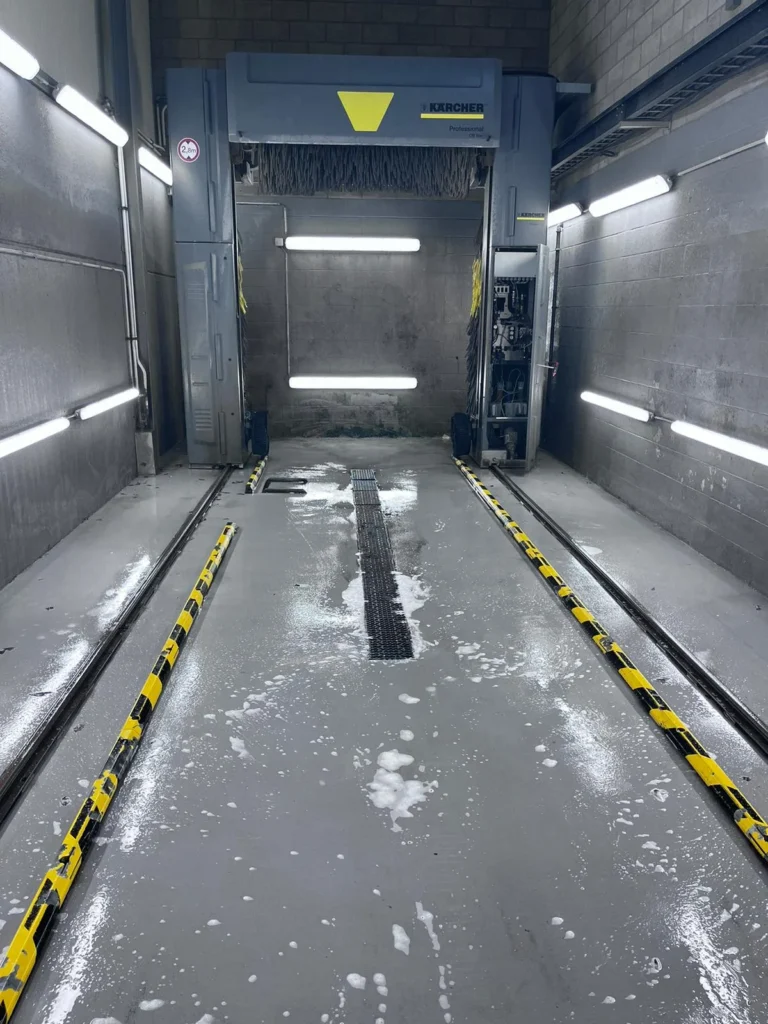 Installation de lavage et v&eacute;hicule en cours de traitement avec la gamme Cartec Royal Care