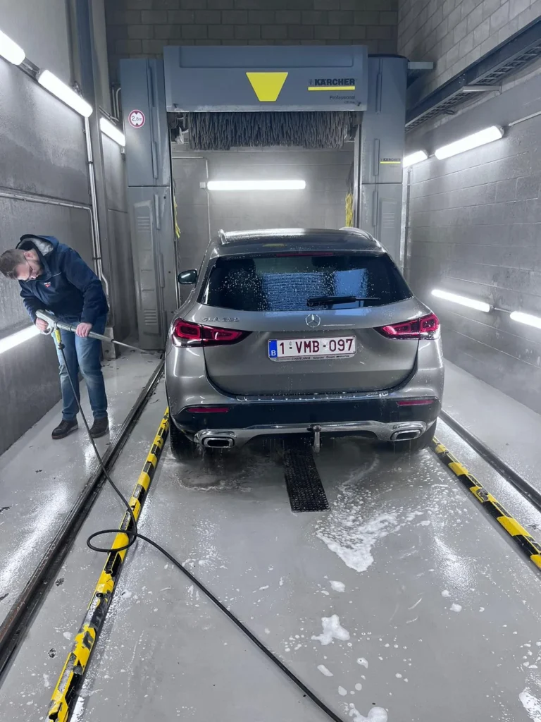 Installation de lavage et v&eacute;hicule en cours de traitement avec la gamme Cartec Royal Care