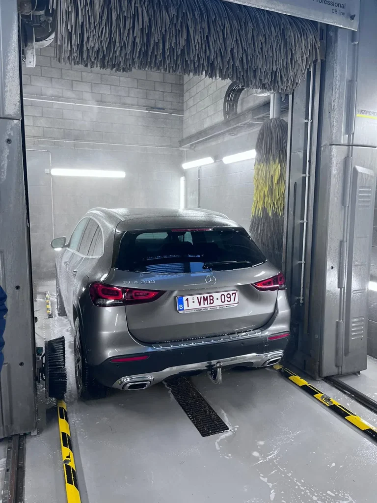 Installation de lavage et v&eacute;hicule en cours de traitement avec la gamme Cartec Royal Care