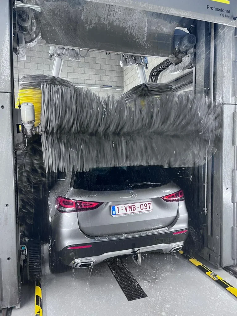 Installation de lavage et v&eacute;hicule en cours de traitement avec la gamme Cartec Royal Care