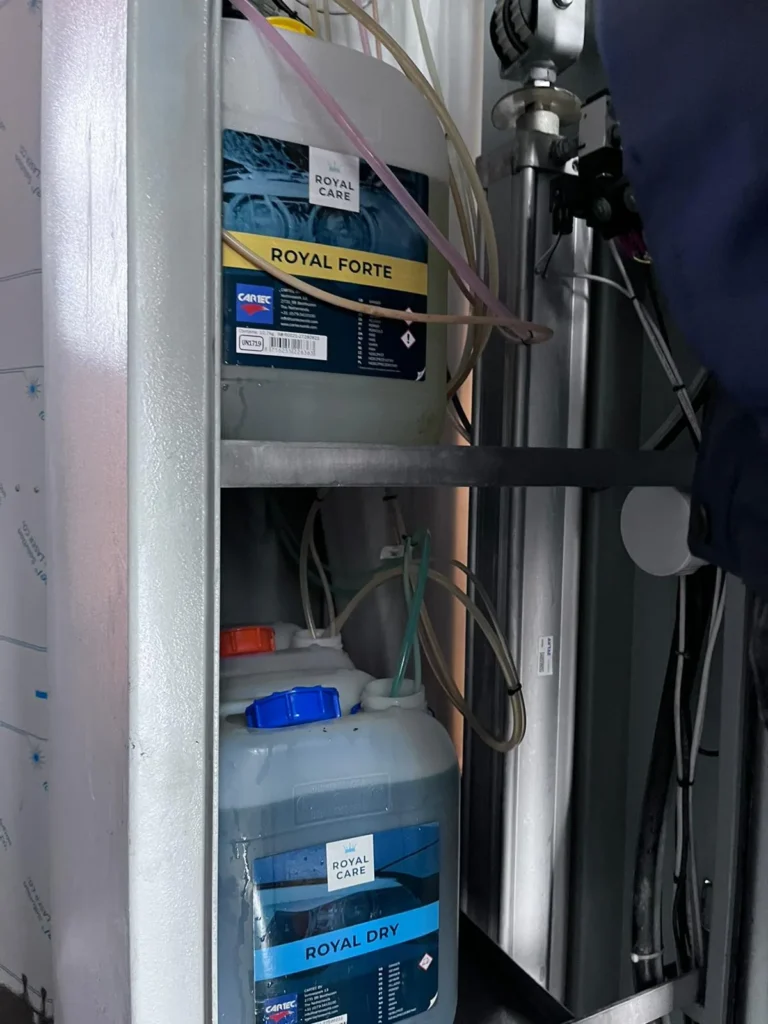&Eacute;quipements, pompes ou alimentation en produits d&rsquo;une installation de lavage Royal Care