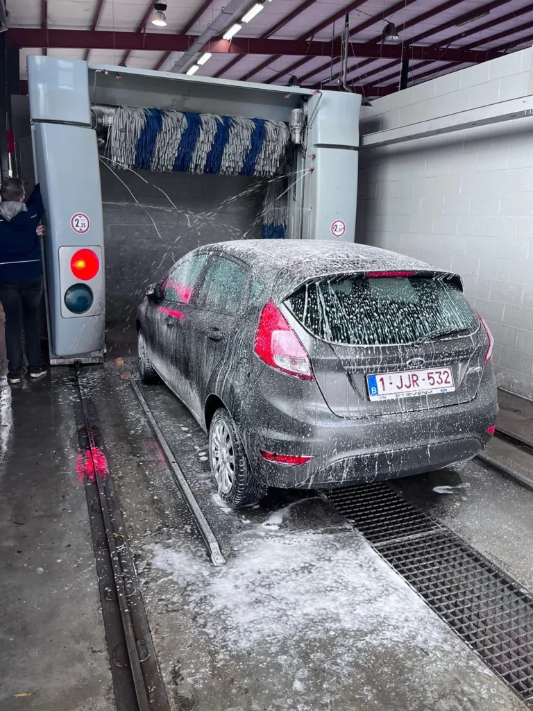Installation de lavage et v&eacute;hicule en cours de traitement avec la gamme Cartec Royal Care