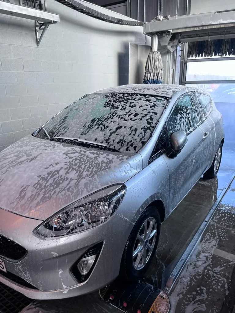 Installation de lavage et v&eacute;hicule en cours de traitement avec la gamme Cartec Royal Care
