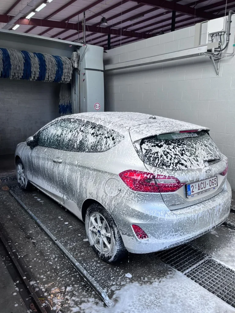 Installation de lavage et v&eacute;hicule en cours de traitement avec la gamme Cartec Royal Care