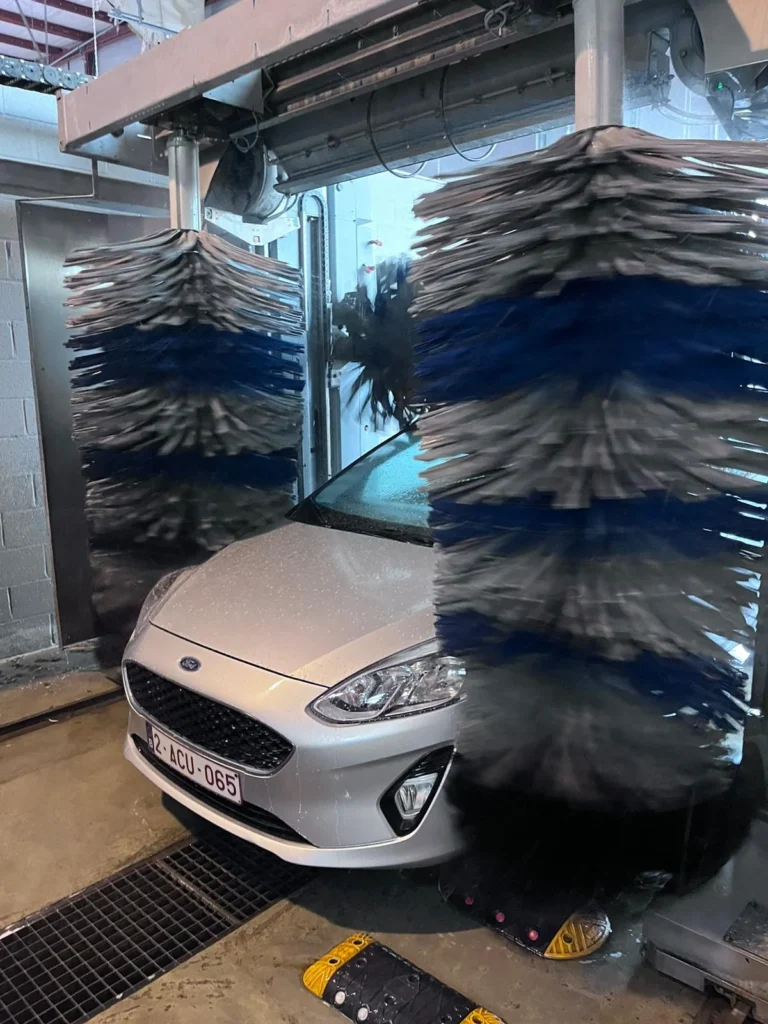 Installation de lavage et v&eacute;hicule en cours de traitement avec la gamme Cartec Royal Care