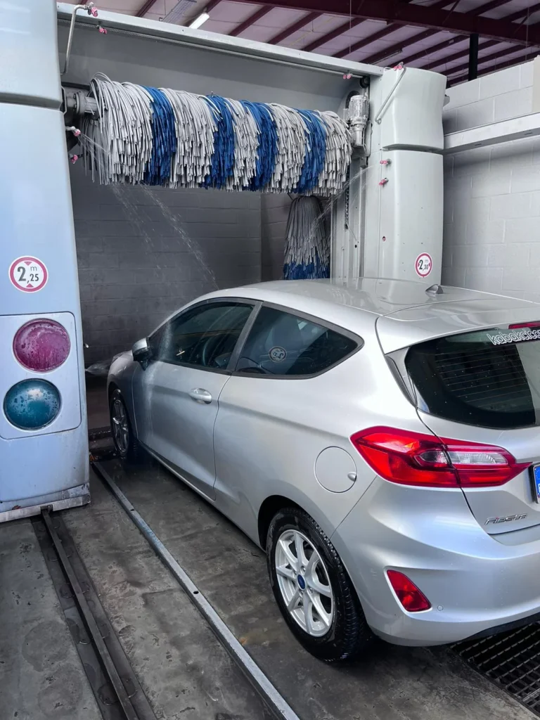 Installation de lavage et v&eacute;hicule en cours de traitement avec la gamme Cartec Royal Care