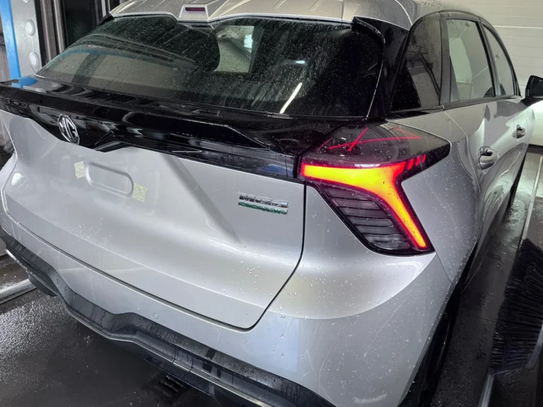 Installation de lavage et v&eacute;hicule en cours de traitement avec la gamme Cartec Royal Care