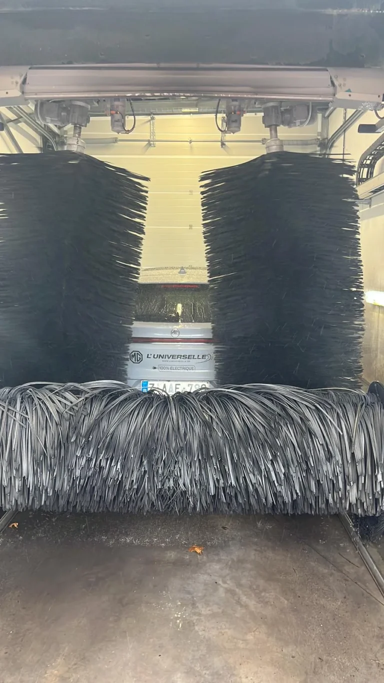 Installation de lavage et v&eacute;hicule en cours de traitement avec la gamme Cartec Royal Care