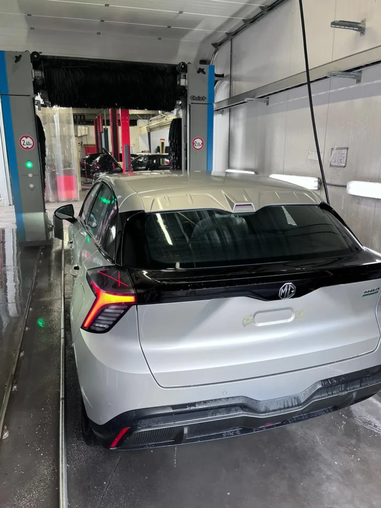 Installation de lavage et v&eacute;hicule en cours de traitement avec la gamme Cartec Royal Care