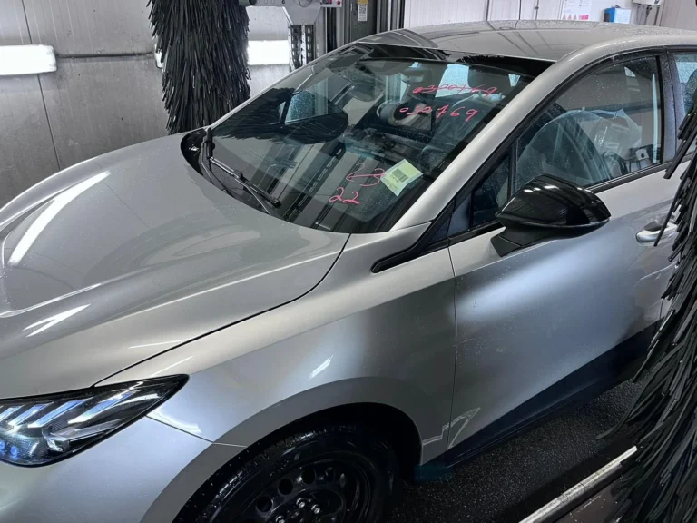 Installation de lavage et v&eacute;hicule en cours de traitement avec la gamme Cartec Royal Care