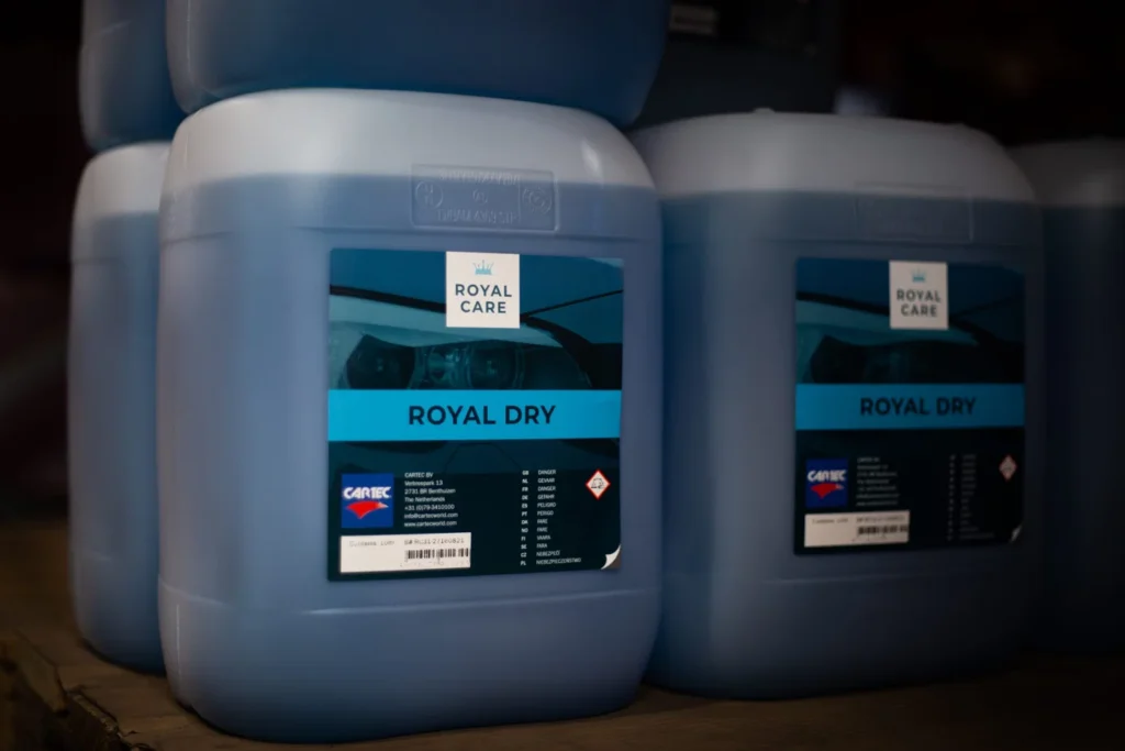 Bidons Royal Care : présentation des produits dans l’entrepôt