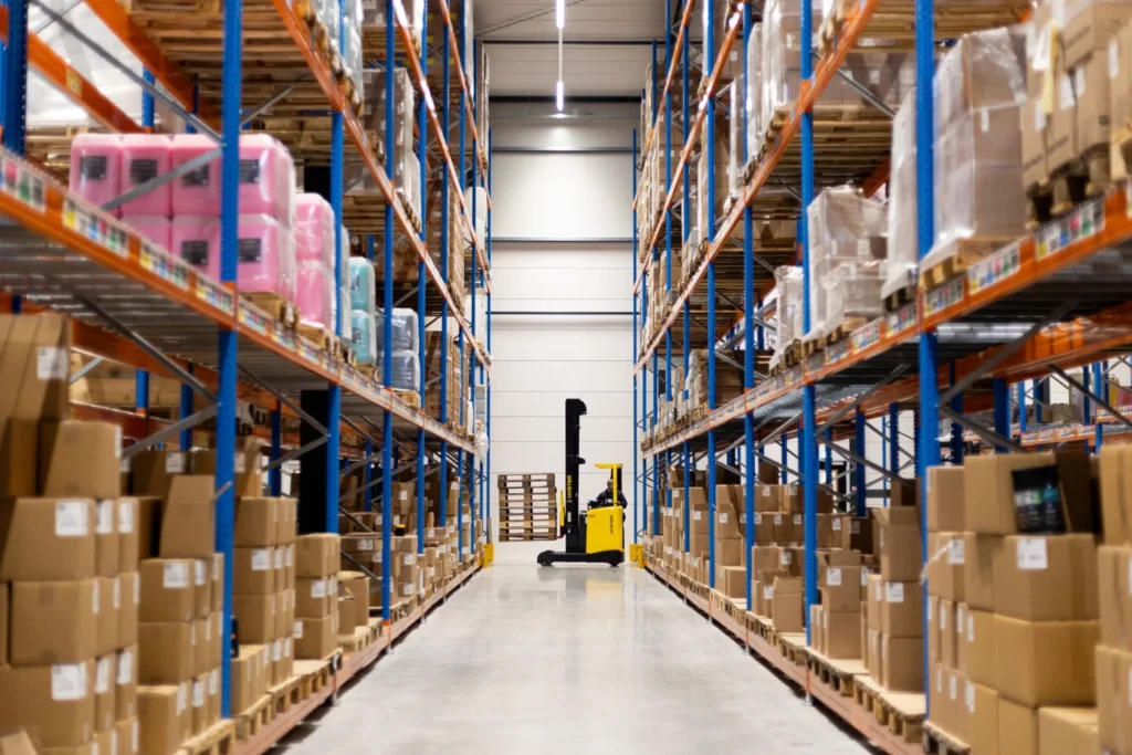 Rayonnages de cartons et palettes dans l’entrepôt Cartec