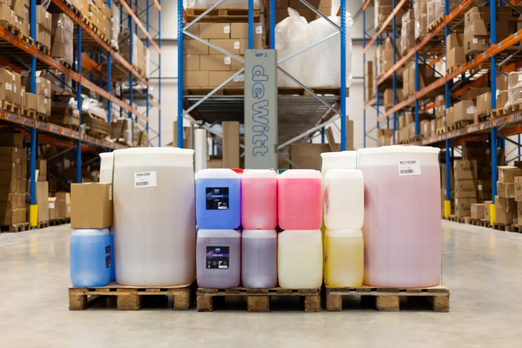 Conditionnements Cartec réunis devant les rayonnages