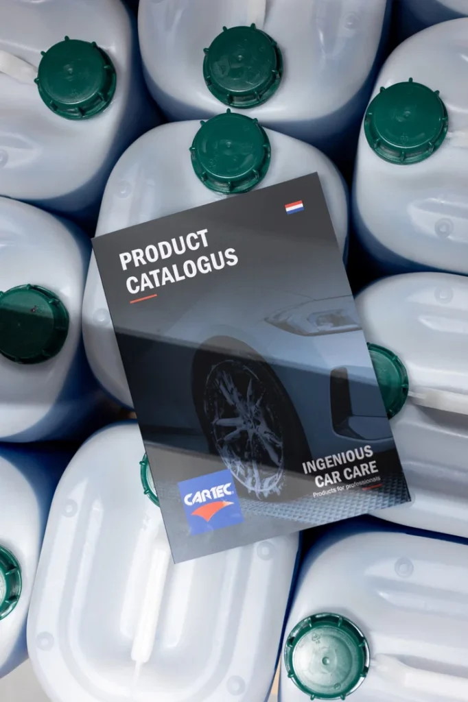 Catalogue Cartec pr&eacute;sent&eacute; avec des bidons conditionn&eacute;s