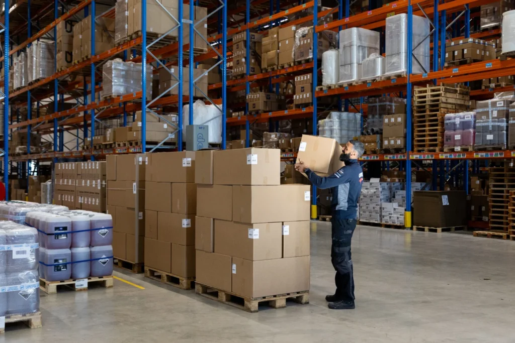 Préparation de cartons sur palettes dans l’entrepôt Cartec