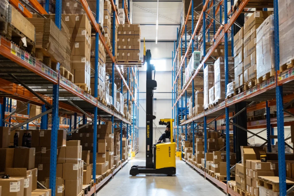 Engin de manutention dans une all&eacute;e de stockage Cartec