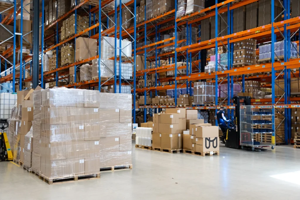 Palettes et cartons dans une zone de stockage Cartec