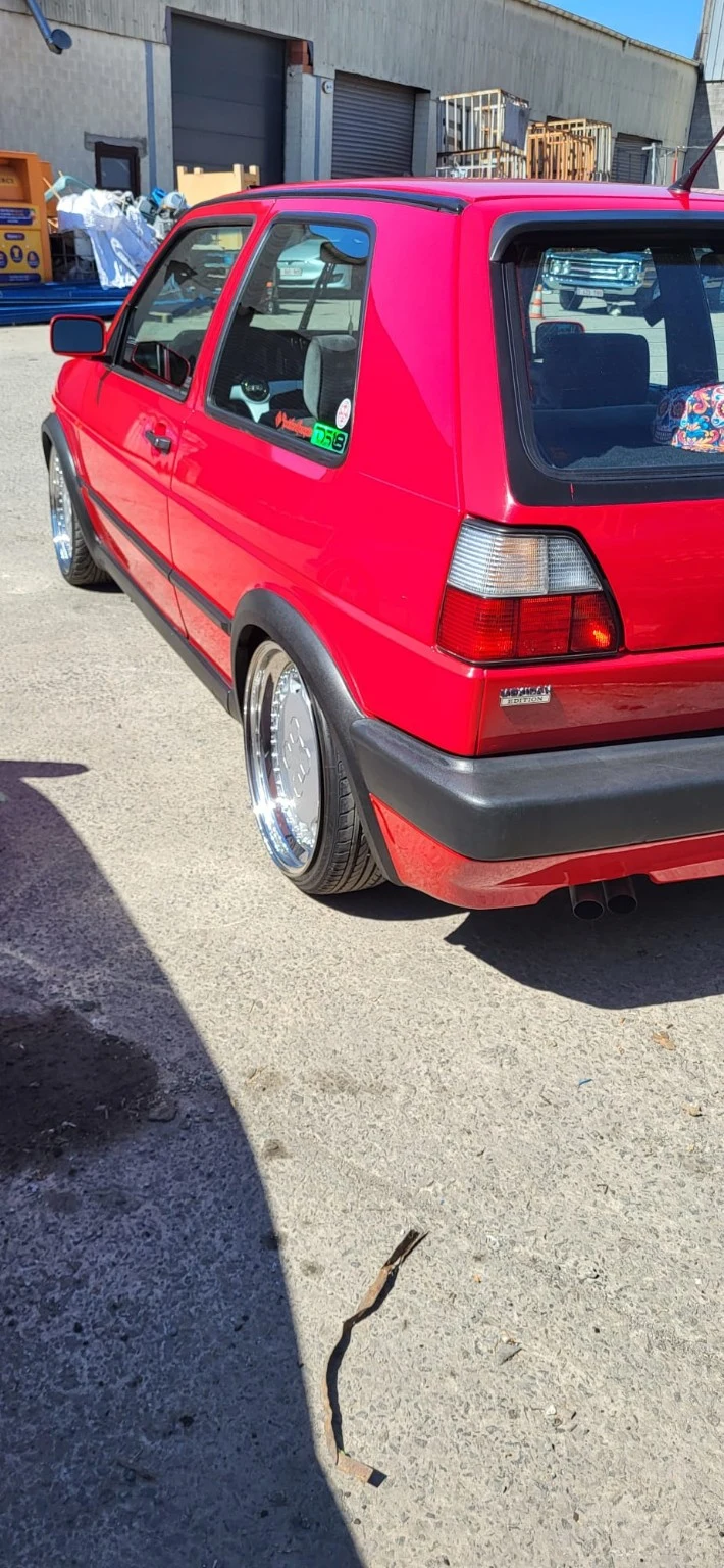 Volkswagen Golf rouge vue de trois quarts arrière — démonstration Cartec du 25 avril 2026