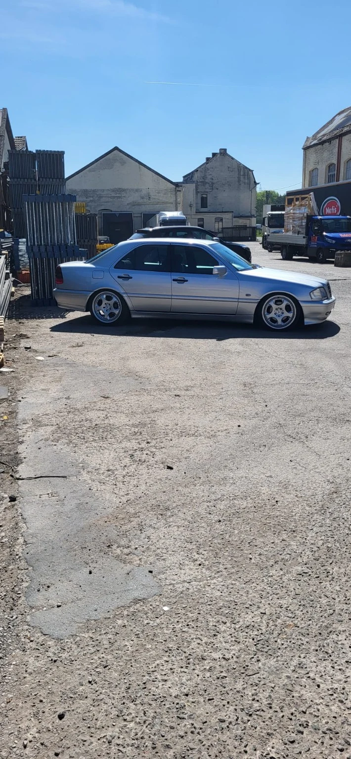 Mercedes argentée vue de profil — démonstration Cartec du 25 avril 2026